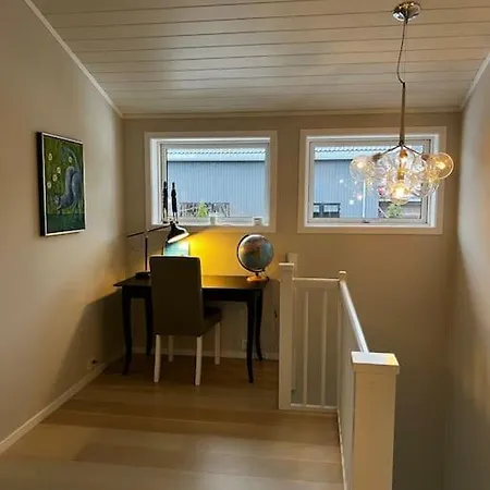 Flott Enebolig Med Kort Vei Til Sentrum 度假居