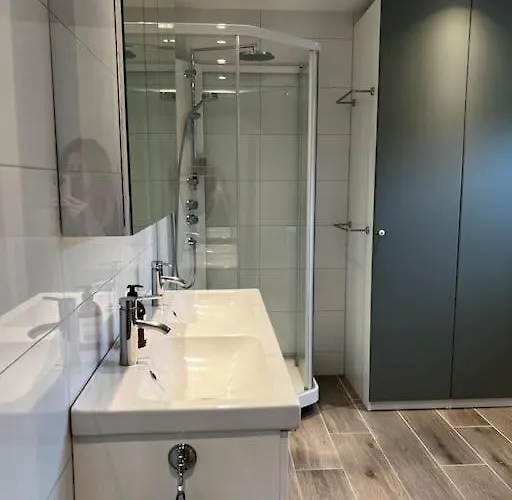 Flott Enebolig, Med 3 Soverom Og 2 Bad, Med Kort Vei Til Sentrum *