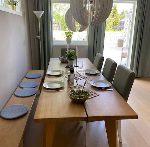 Flott Enebolig, Med 3 Soverom Og 2 Bad, Med Kort Vei Til Sentrum בית נופש *