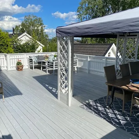 Flott Enebolig, Med 3 Soverom Og 2 Bad, Med Kort Vei Til Sentrum Feriehus