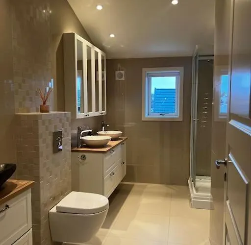 Flott Enebolig, Med 3 Soverom Og 2 Bad, Med Kort Vei Til Sentrum בית נופש