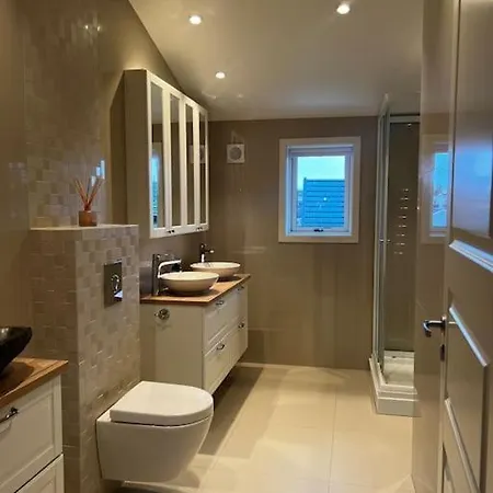 Flott Enebolig, Med 3 Soverom Og 2 Bad, Med Kort Vei Til Sentrum Ferienhaus