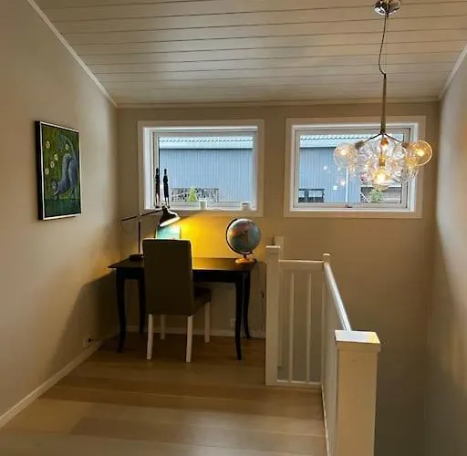 Flott Enebolig, Med 3 Soverom Og 2 Bad, Med Kort Vei Til Sentrum בית נופש