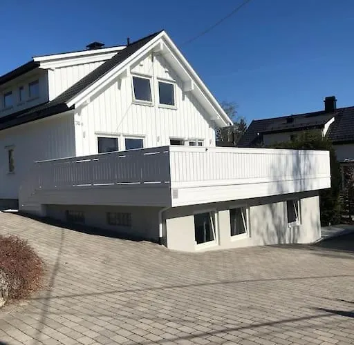 בית נופש Flott Enebolig, Med 3 Soverom Og 2 Bad, Med Kort Vei Til Sentrum